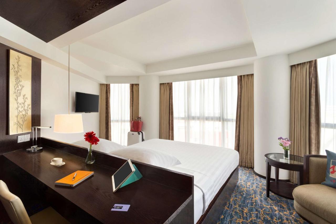 Executive Double Room Return Airport Transfer Complimentary Wifi,915602596:JPEG