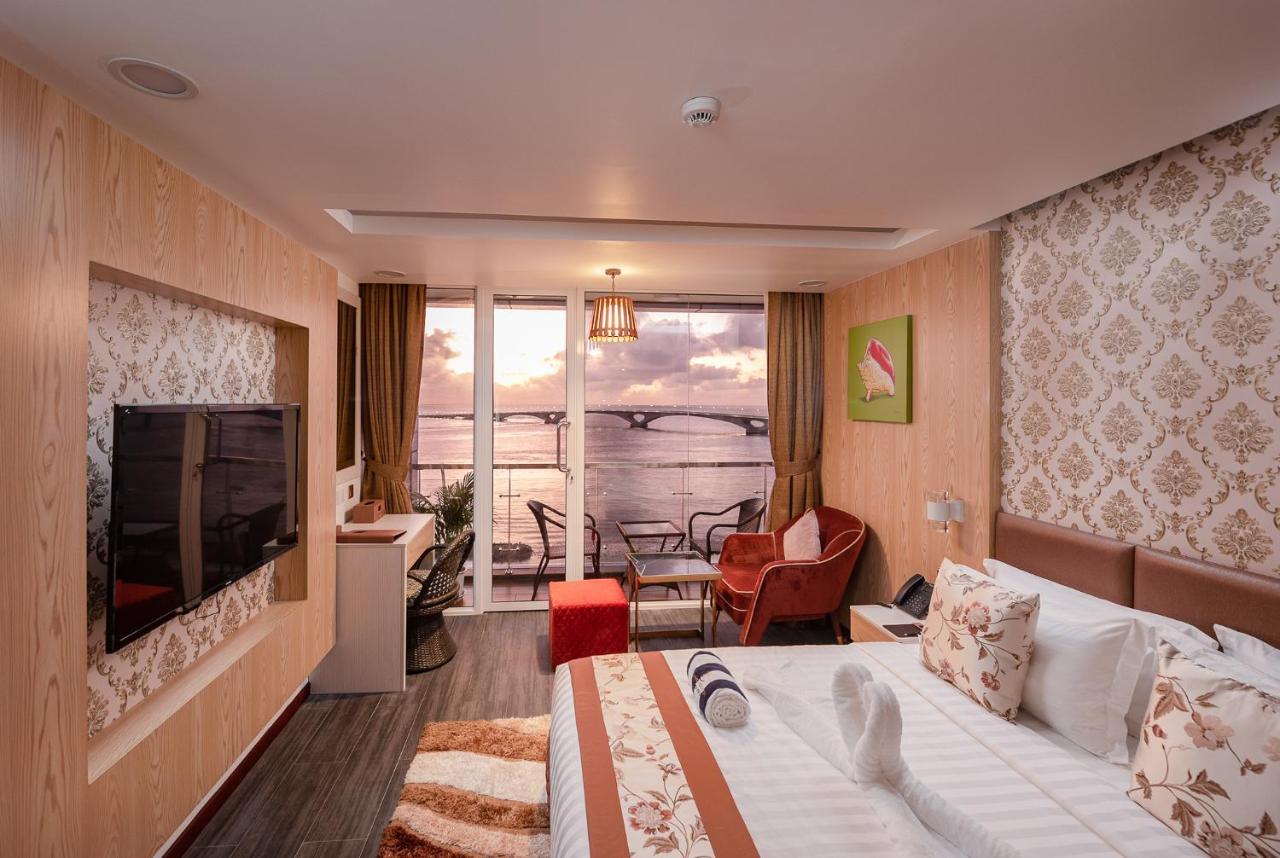 Deluxe Double Room Balcony Sea View Return Airport Transfer on Food & Beverage