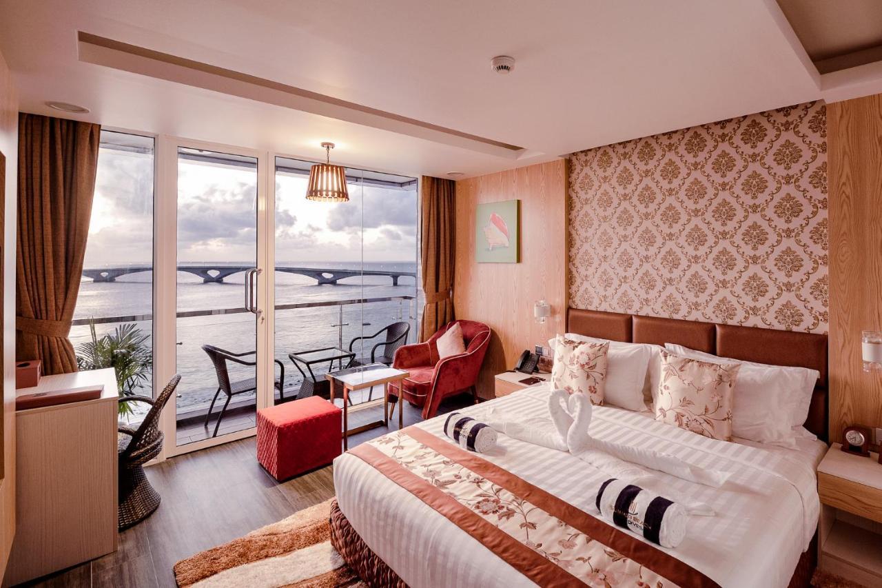 Deluxe Double Room Balcony Sea View Return Airport Transfer on Food & Beverage