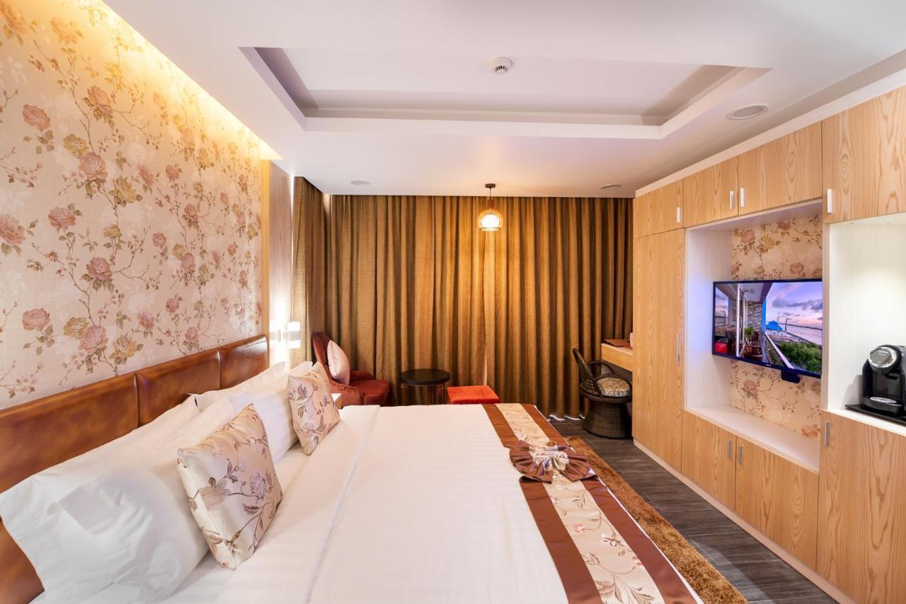 Deluxe Double Room Sea View Return Airport Transfer on Food & Beverage