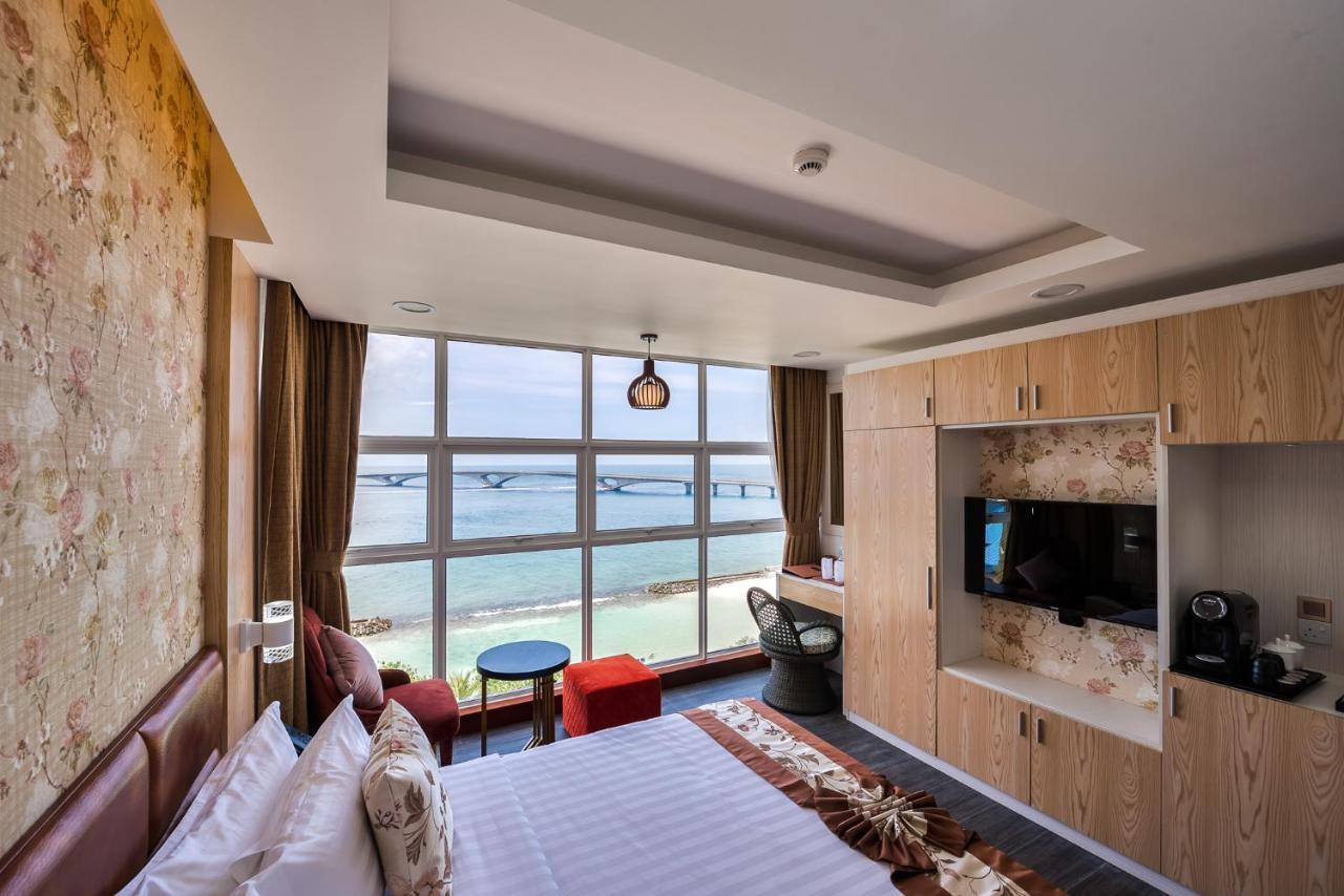 Deluxe Double Room Sea View Return Airport Transfer on Food & Beverage