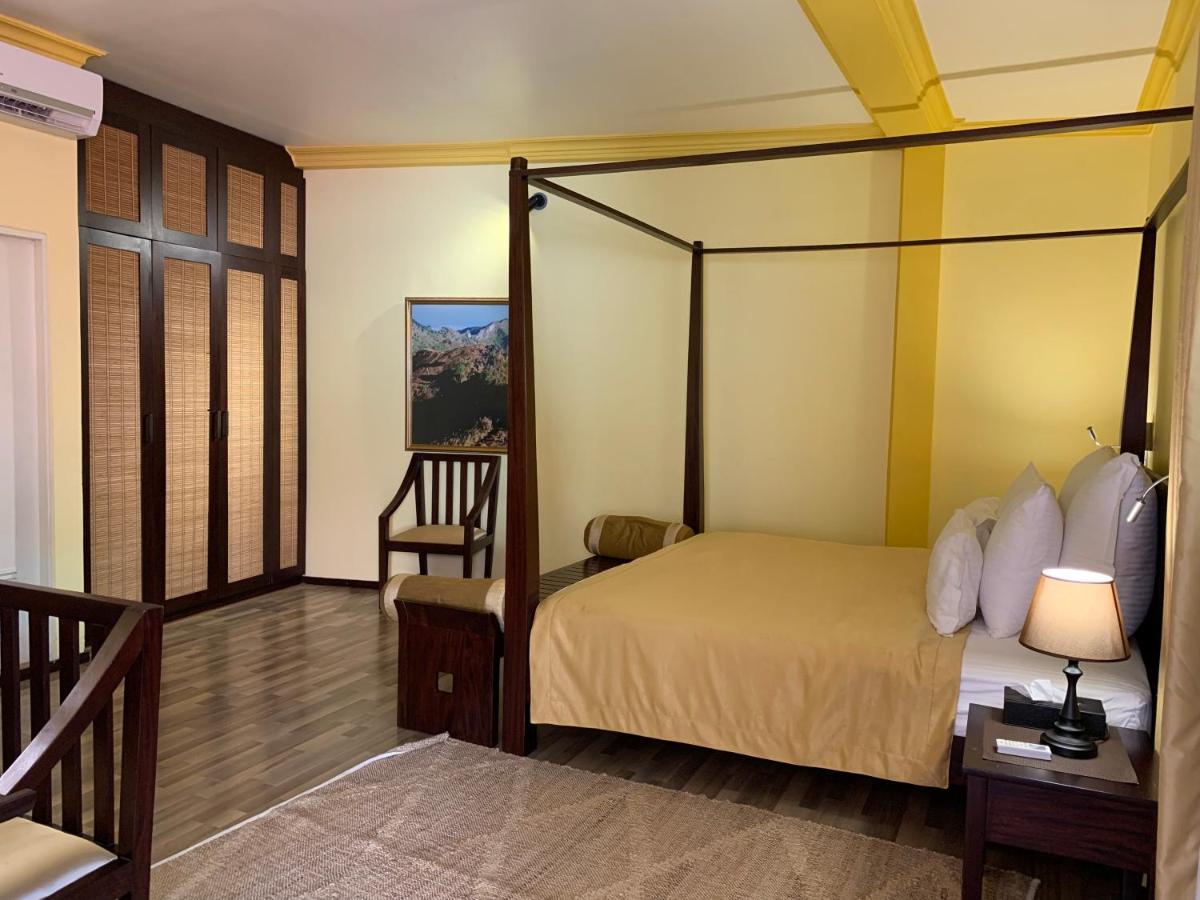 Deluxe Double Room Return Airport Transfer