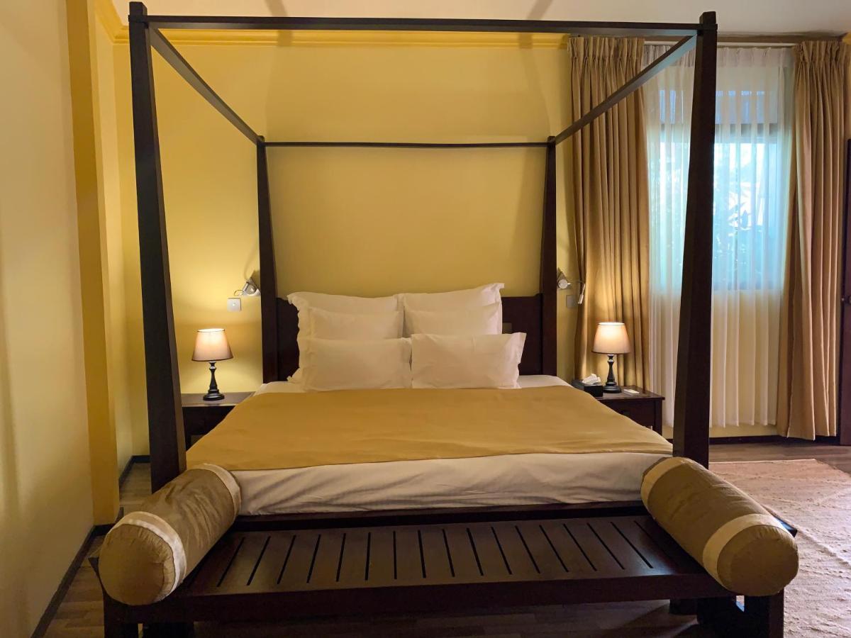 Deluxe Double Room Return Airport Transfer