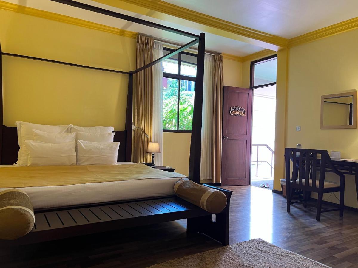 Deluxe Double Room Return Airport Transfer