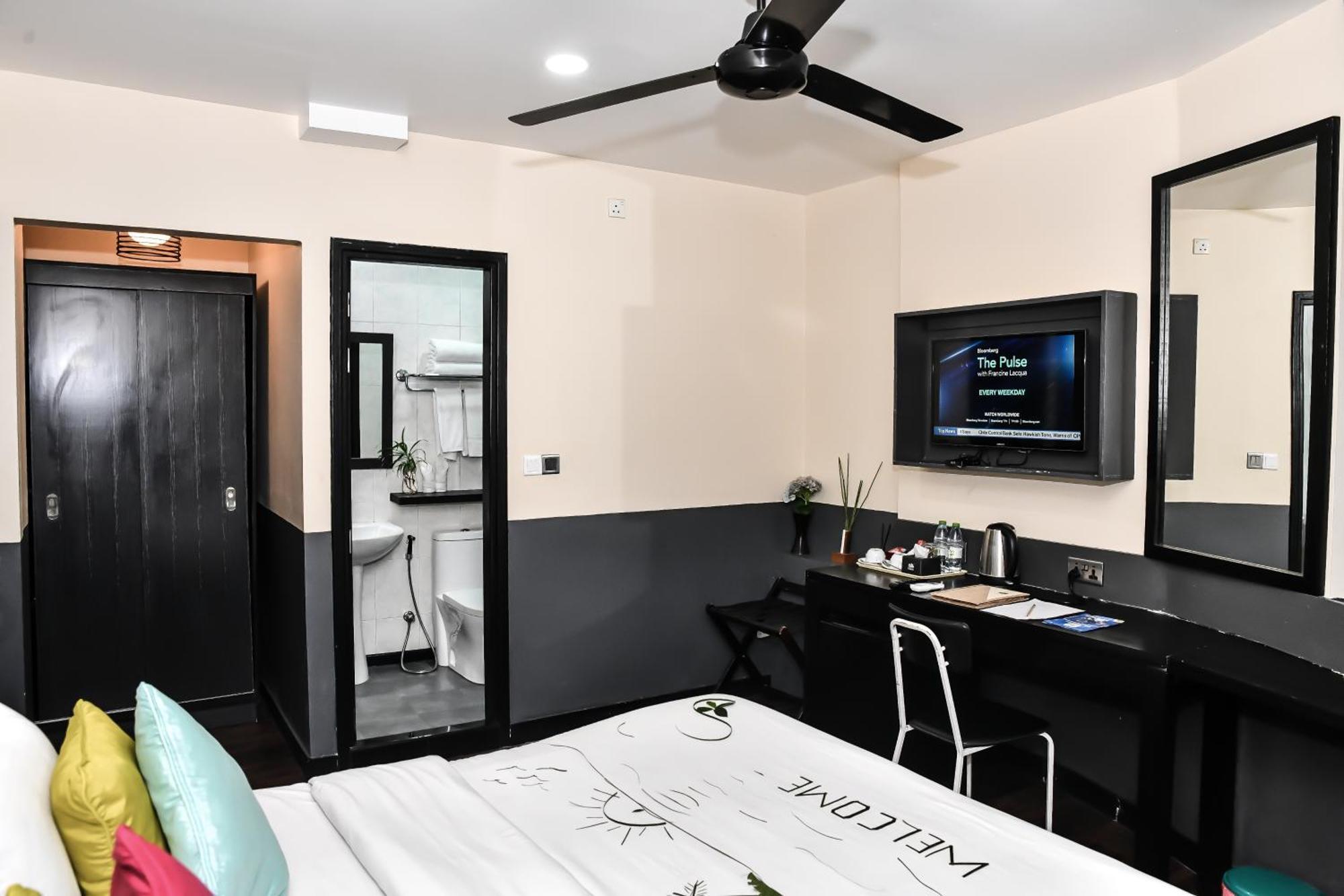 Deluxe Double or Twin Room Return Airport Transfer on Food & Beverage,1661113371:JPEG