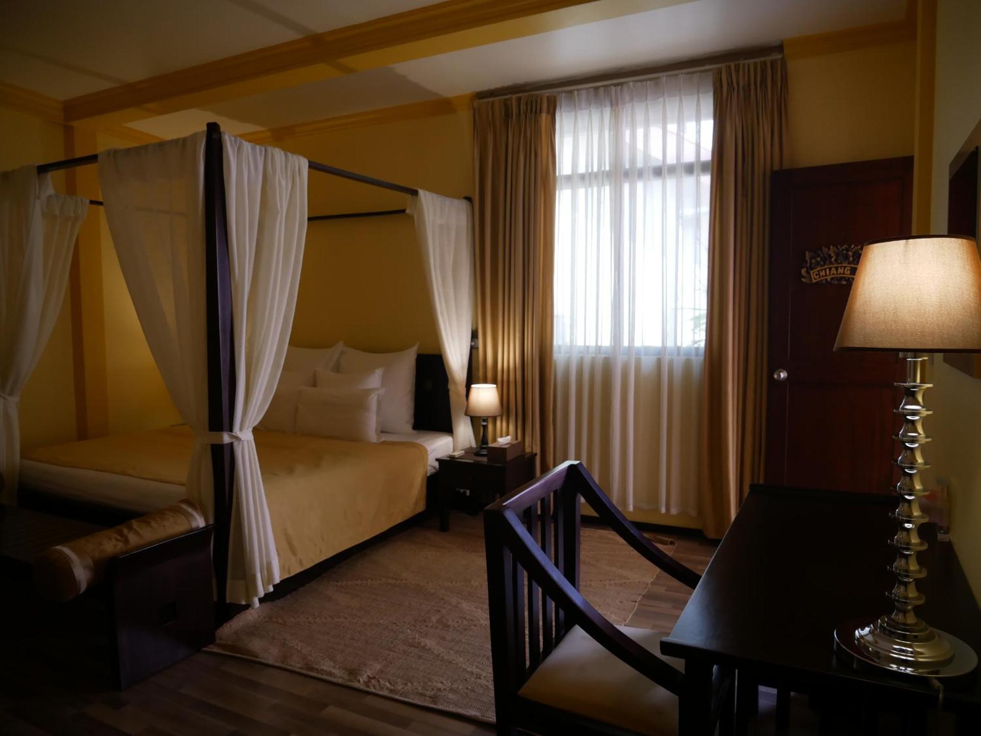 Deluxe Double Room Return Airport Transfer