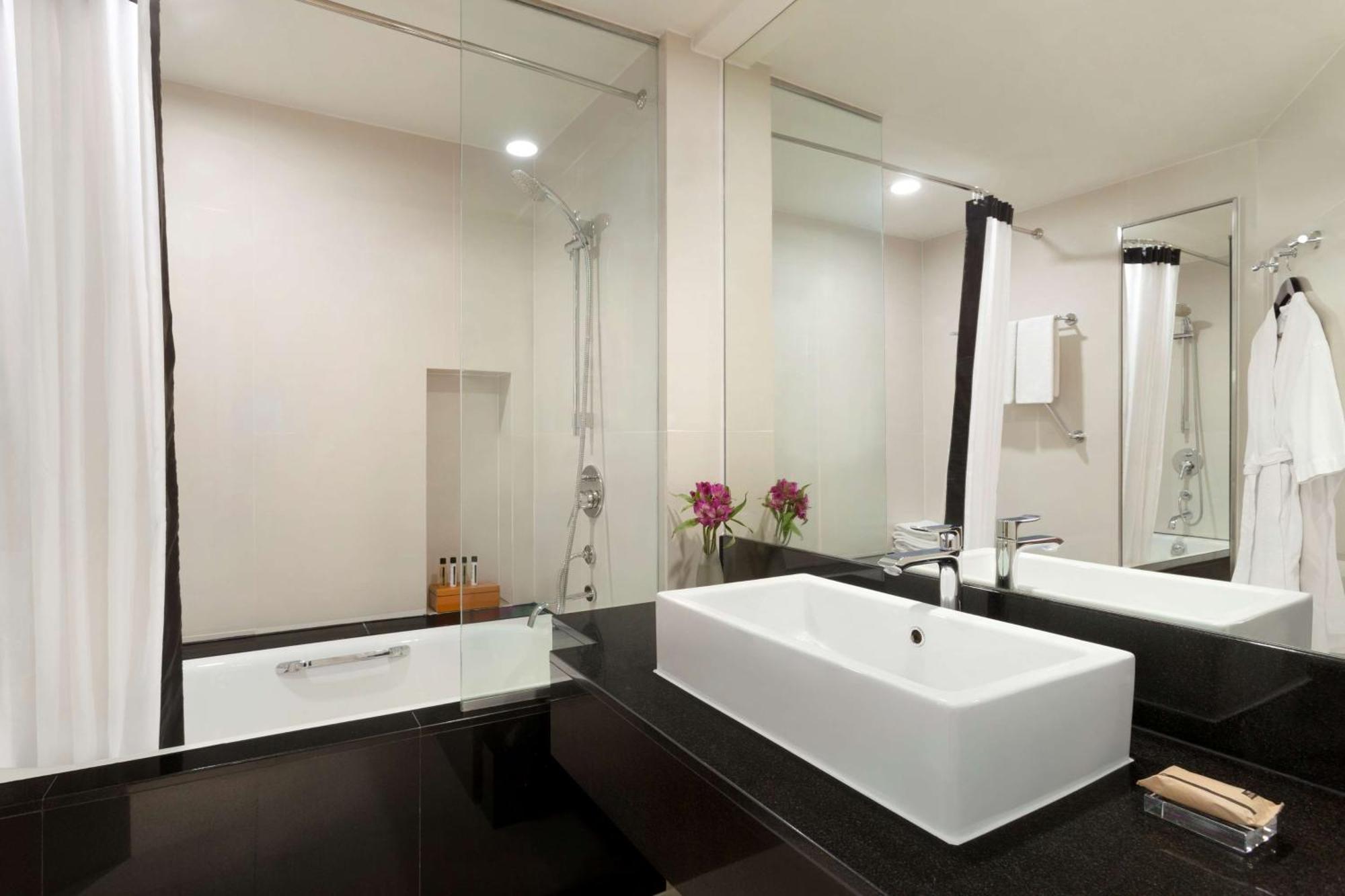 Deluxe Queen Room Return Airport Transfer Complimentary Wifi,915604516:JPEG